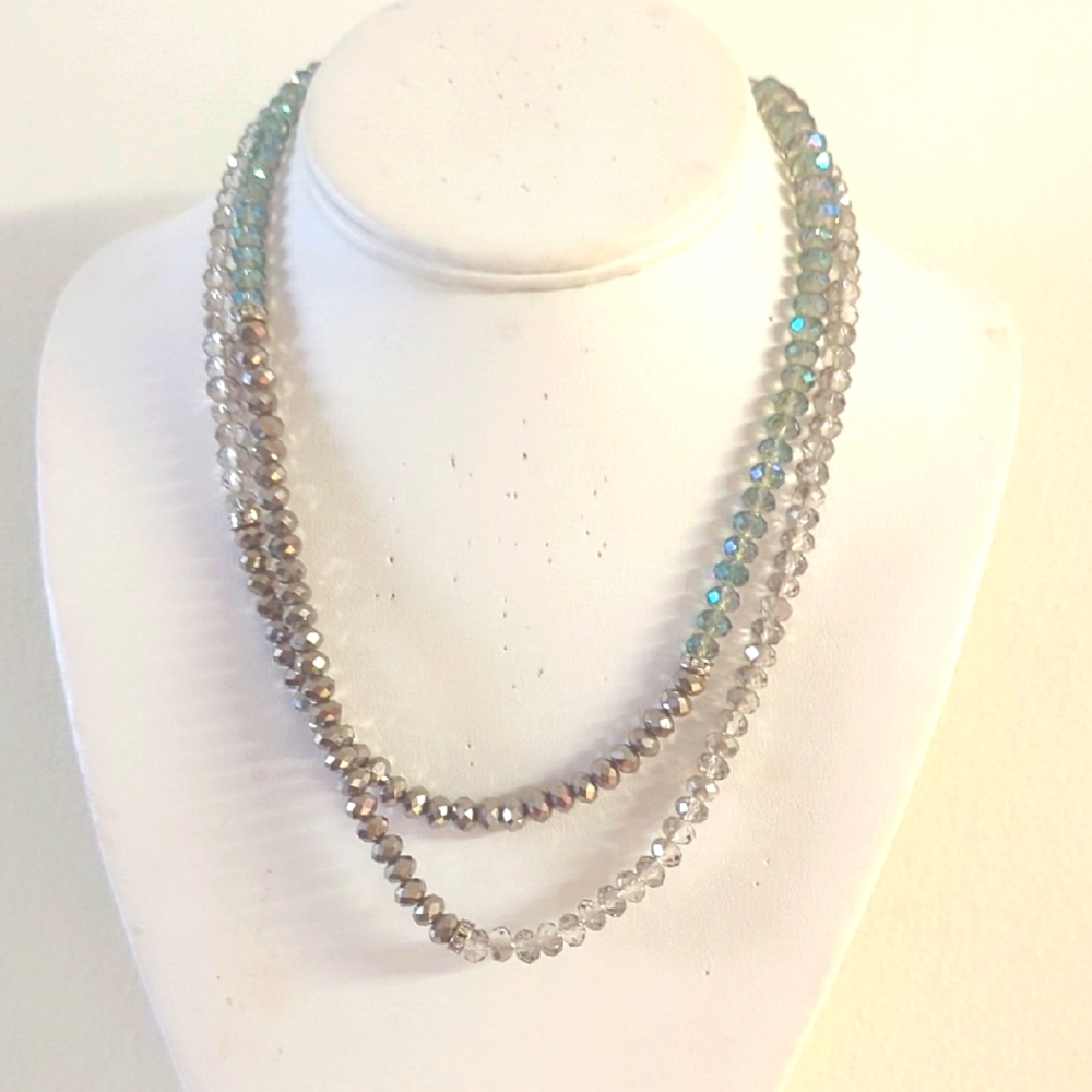 Elegant crystal neck from Loft
